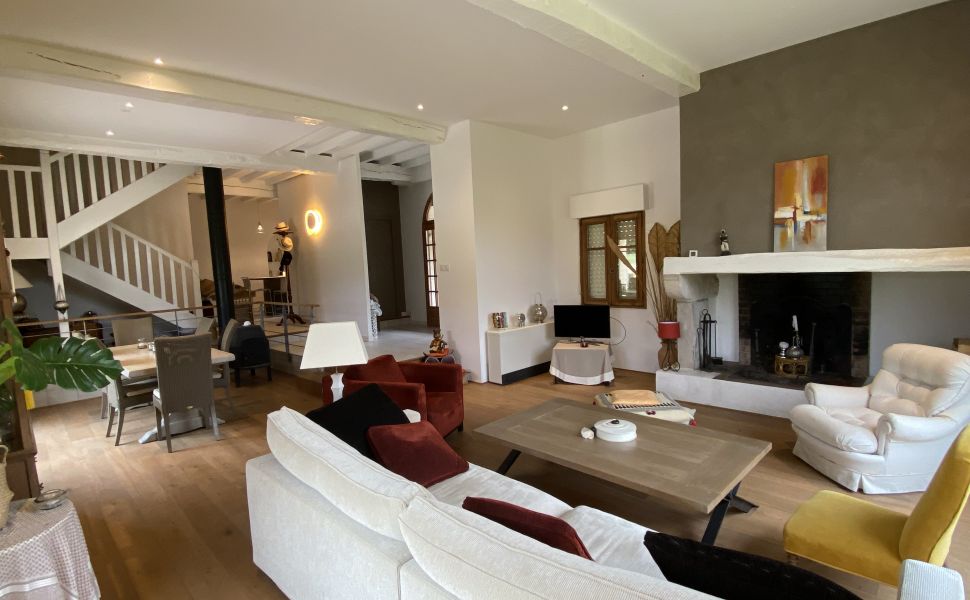 Ravissante propriété du XVIIIe avec cour intérieure, maison d'amis, grange & piscine chauffée