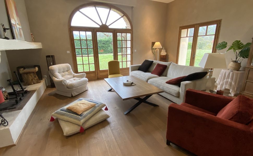 Ravissante propriété du XVIIIe avec cour intérieure, maison d'amis, grange & piscine chauffée
