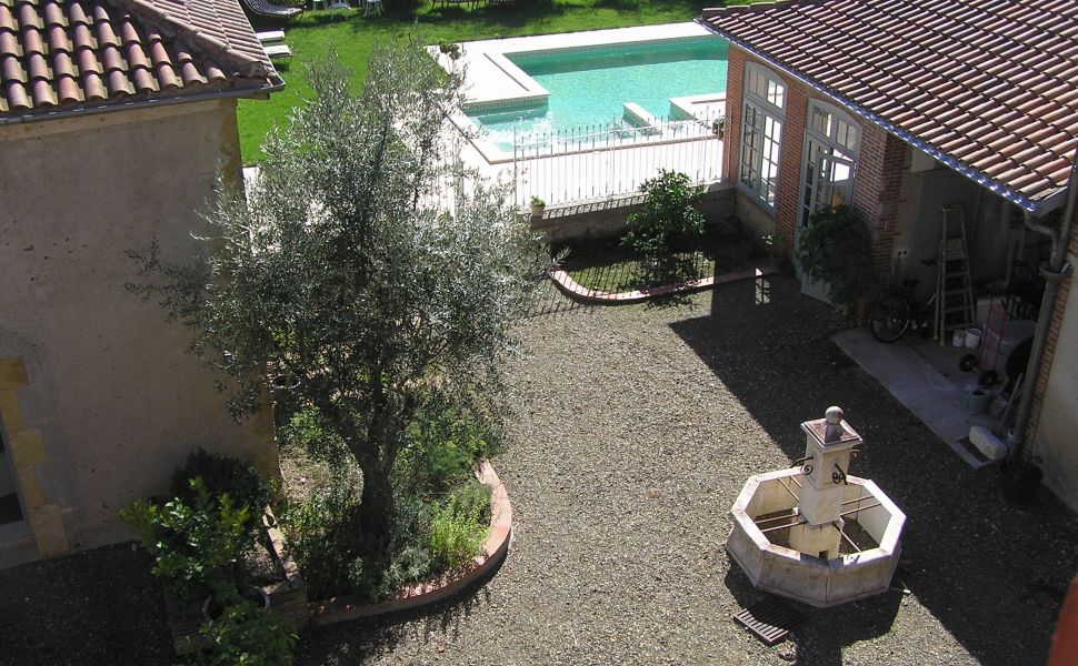 Charmante Demeure de Village Vendue meublée avec Gîte & Piscine remarquables