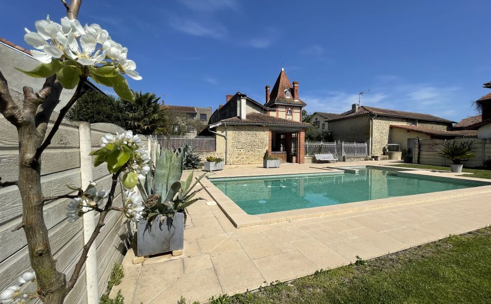 Charmante Demeure de Village Vendue meublée avec Gîte & Piscine remarquables