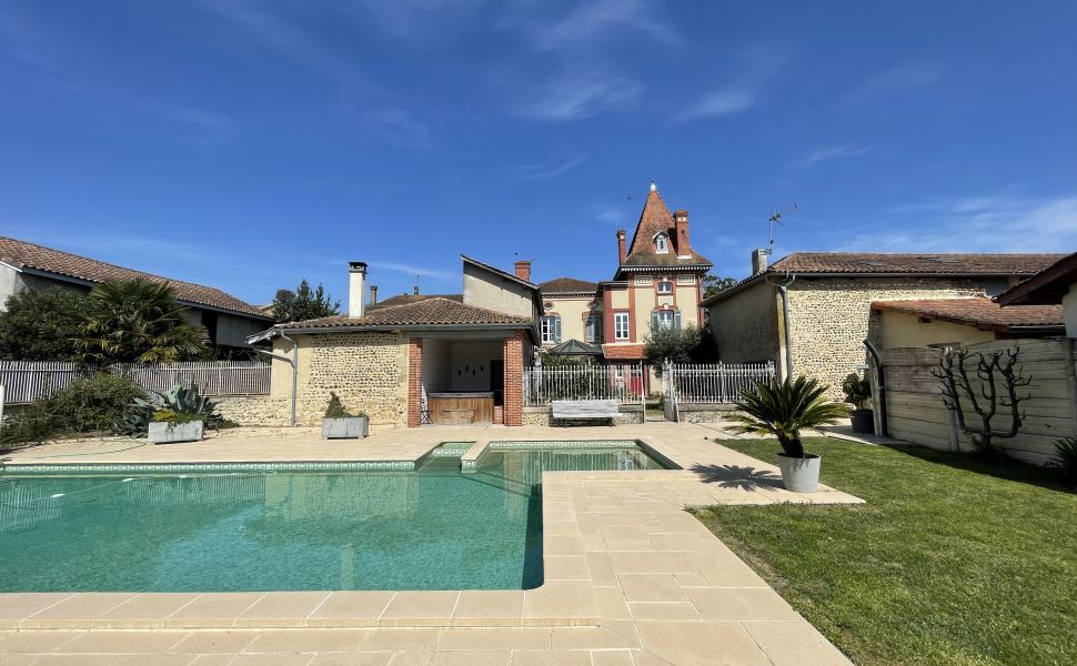 Charmante Demeure de Village Vendue meublée avec Gîte & Piscine remarquables