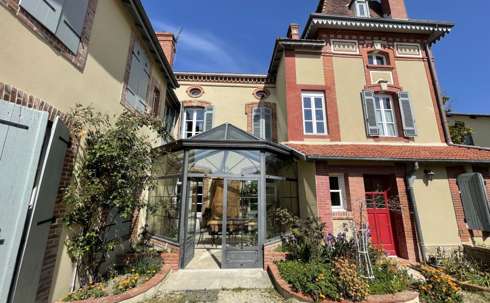 Charmante Demeure de Village Vendue meublée avec Gîte & Piscine remarquables