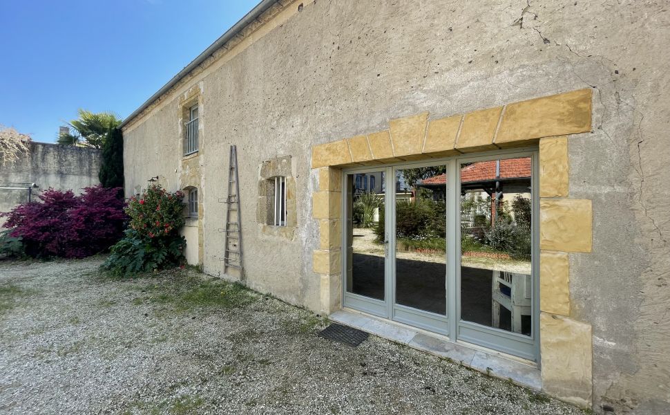 Charmante Demeure de Village Vendue meublée avec Gîte & Piscine remarquables