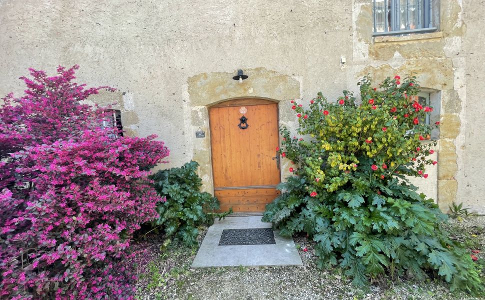 Charmante Demeure de Village Vendue meublée avec Gîte & Piscine remarquables