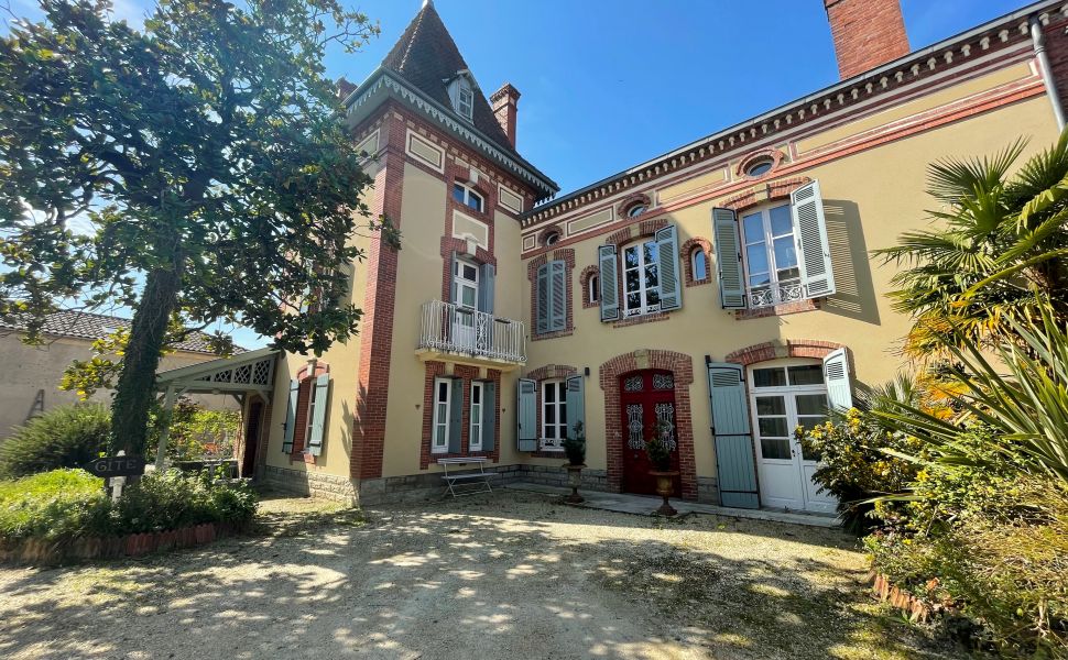 Charmante Demeure de Village Vendue meublée avec Gîte & Piscine remarquables