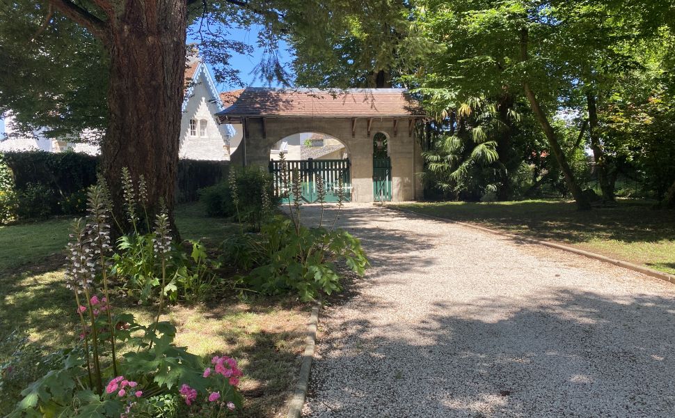 Magnifique Propriété Sur 7,623m2 de Parc Privé à Proximité d’un Village Touristique