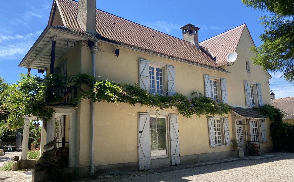Magnifique Propriété Sur 7,623m2 de Parc Privé à Proximité d’un Village Touristique
