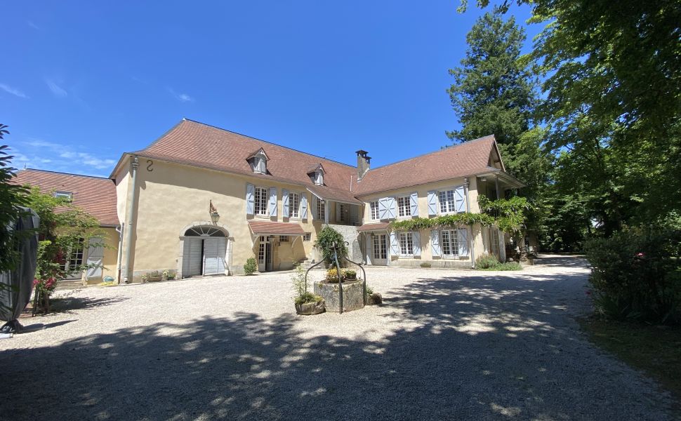 Magnifique Propriété Sur 7,623m2 de Parc Privé à Proximité d’un Village Touristique