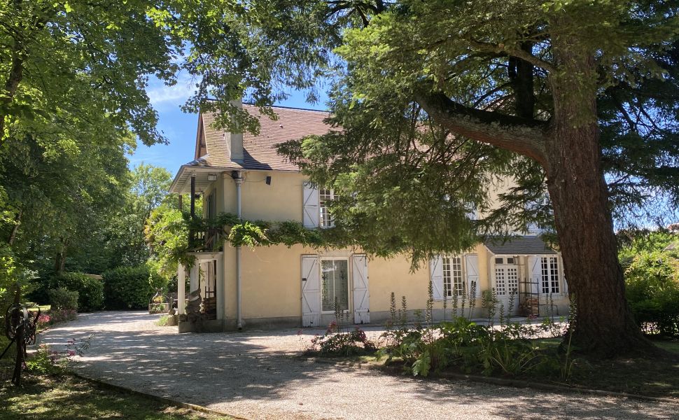 Magnifique Propriété Sur 7,623m2 de Parc Privé à Proximité d’un Village Touristique