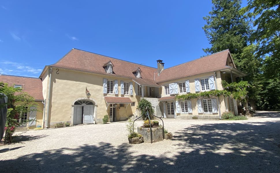 Magnifique Propriété Sur 7,623m2 de Parc Privé à Proximité d’un Village Touristique