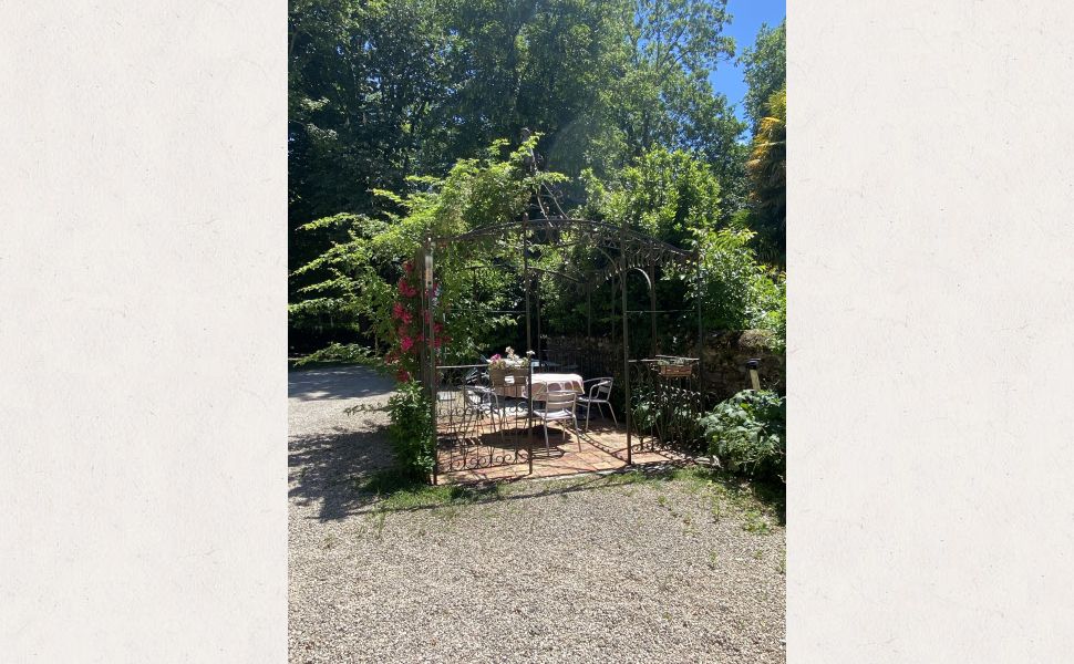 Magnifique Propriété Sur 7,623m2 de Parc Privé à Proximité d’un Village Touristique