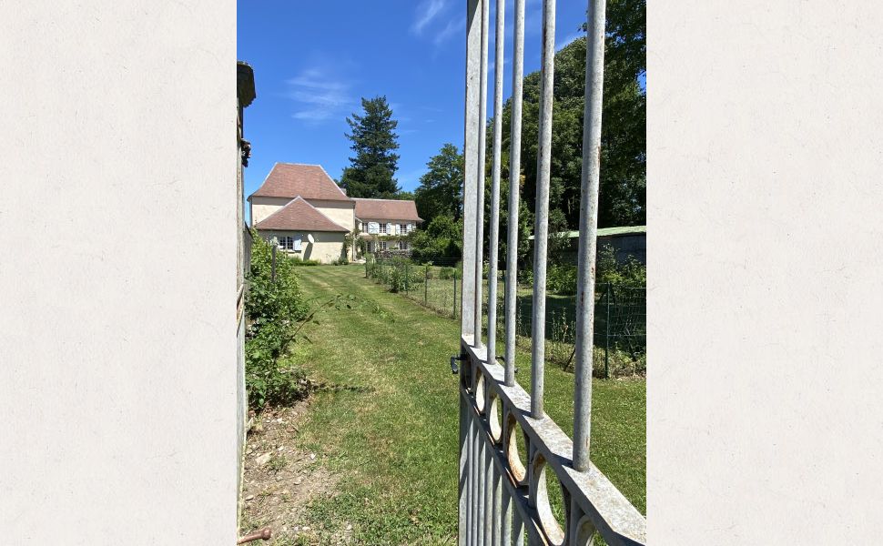 Magnifique Propriété Sur 7,623m2 de Parc Privé à Proximité d’un Village Touristique