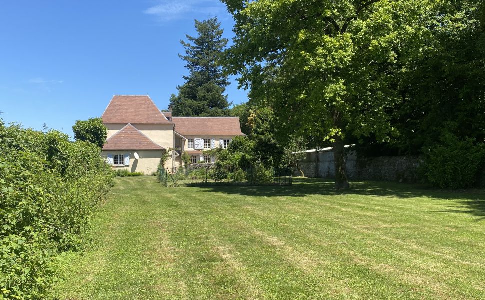 Magnifique Propriété Sur 7,623m2 de Parc Privé à Proximité d’un Village Touristique