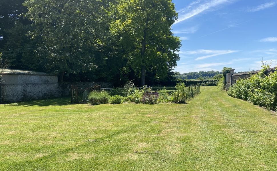 Magnifique Propriété Sur 7,623m2 de Parc Privé à Proximité d’un Village Touristique
