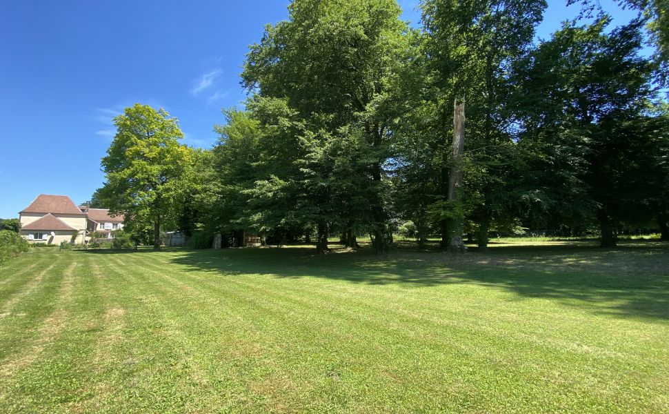 Magnifique Propriété Sur 7,623m2 de Parc Privé à Proximité d’un Village Touristique