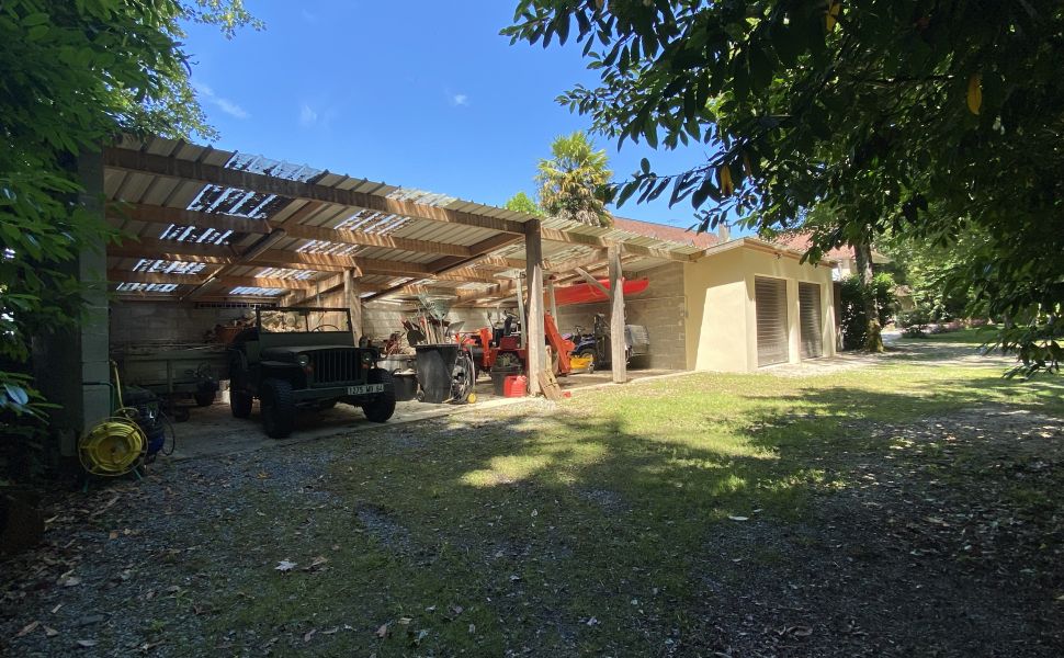 Magnifique Propriété Sur 7,623m2 de Parc Privé à Proximité d’un Village Touristique