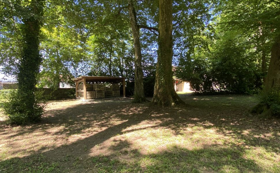 Magnifique Propriété Sur 7,623m2 de Parc Privé à Proximité d’un Village Touristique