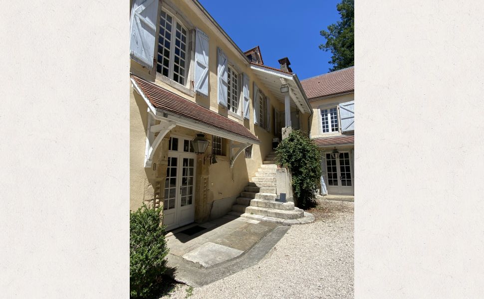 Magnifique Propriété Sur 7,623m2 de Parc Privé à Proximité d’un Village Touristique