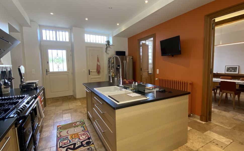 Magnifique Propriété Sur 7,623m2 de Parc Privé à Proximité d’un Village Touristique