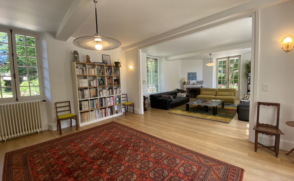 Magnifique Propriété Sur 7,623m2 de Parc Privé à Proximité d’un Village Touristique