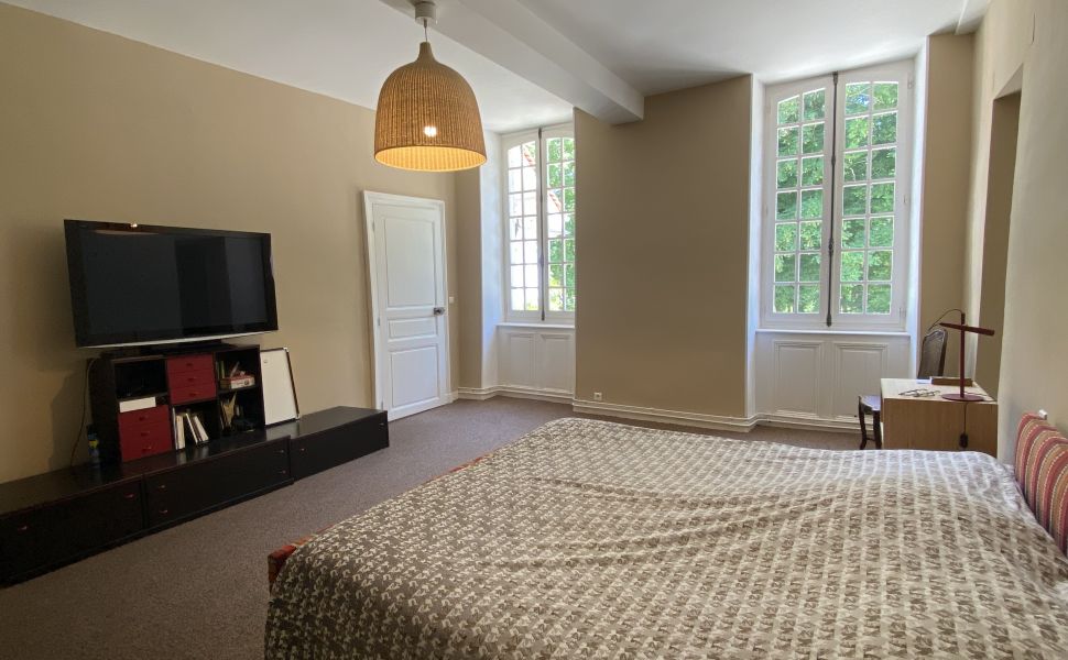 Magnifique Propriété Sur 7,623m2 de Parc Privé à Proximité d’un Village Touristique