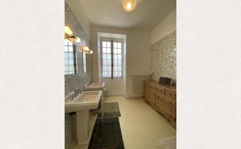 Magnifique Propriété Sur 7,623m2 de Parc Privé à Proximité d’un Village Touristique