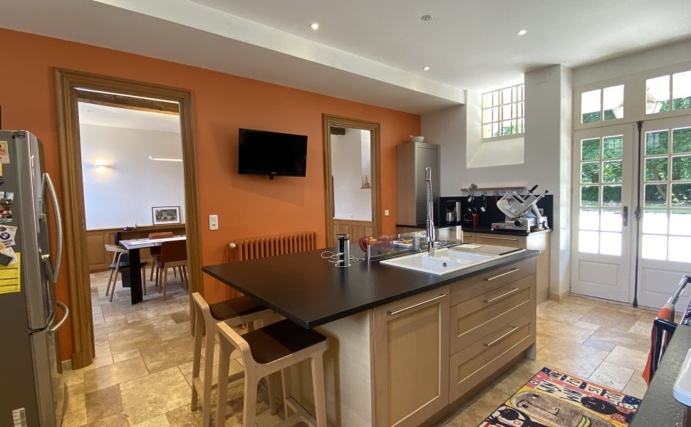 Magnifique Propriété Sur 7,623m2 de Parc Privé à Proximité d’un Village Touristique