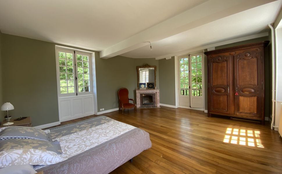 Magnifique Propriété Sur 7,623m2 de Parc Privé à Proximité d’un Village Touristique