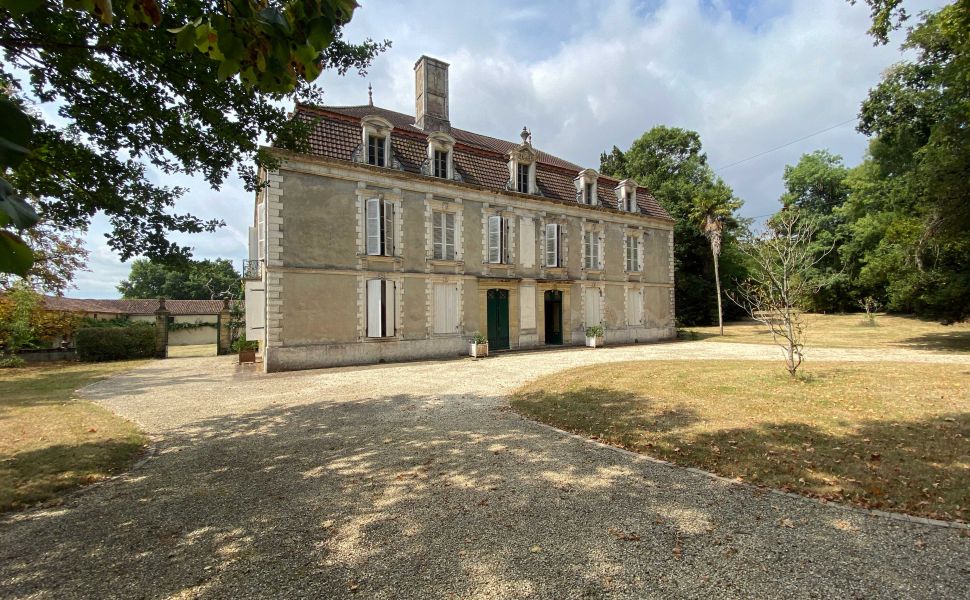 Propriété Equestre avec 12 HA dont 10 HA de Prairie plate, Dépendances Impressionnantes