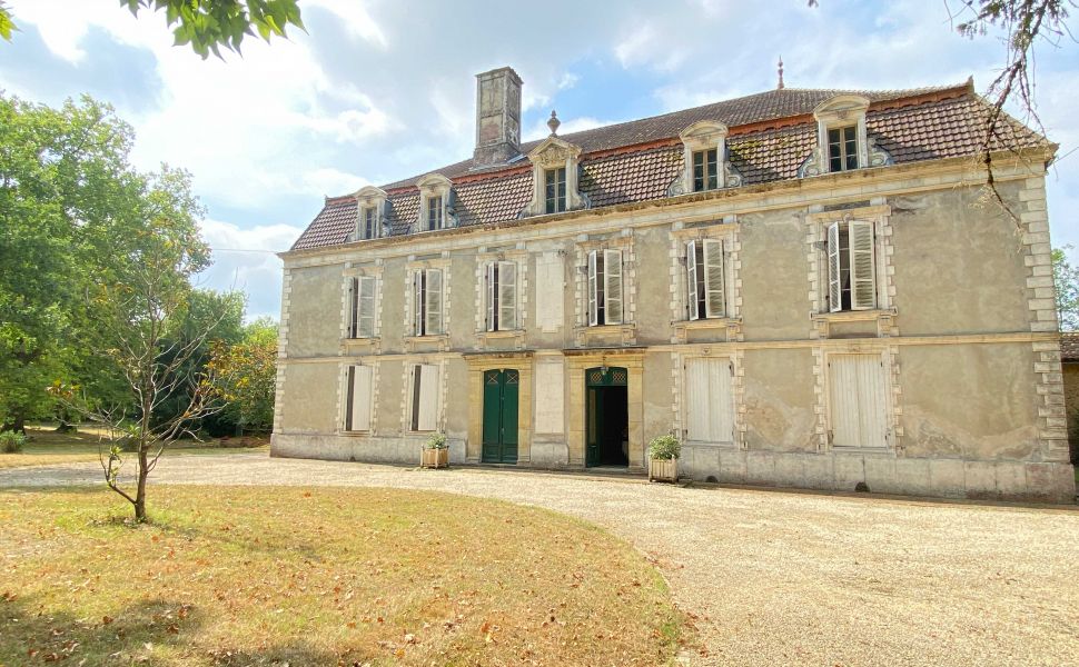 Propriété Equestre avec 12 HA dont 10 HA de Prairie plate, Dépendances Impressionnantes