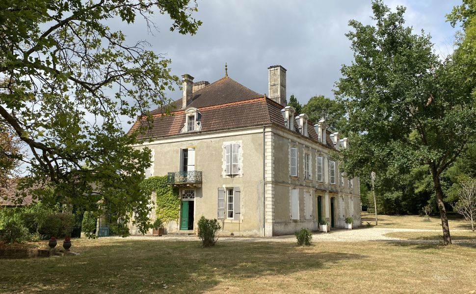 Propriété Equestre avec 12 HA dont 10 HA de Prairie plate, Dépendances Impressionnantes