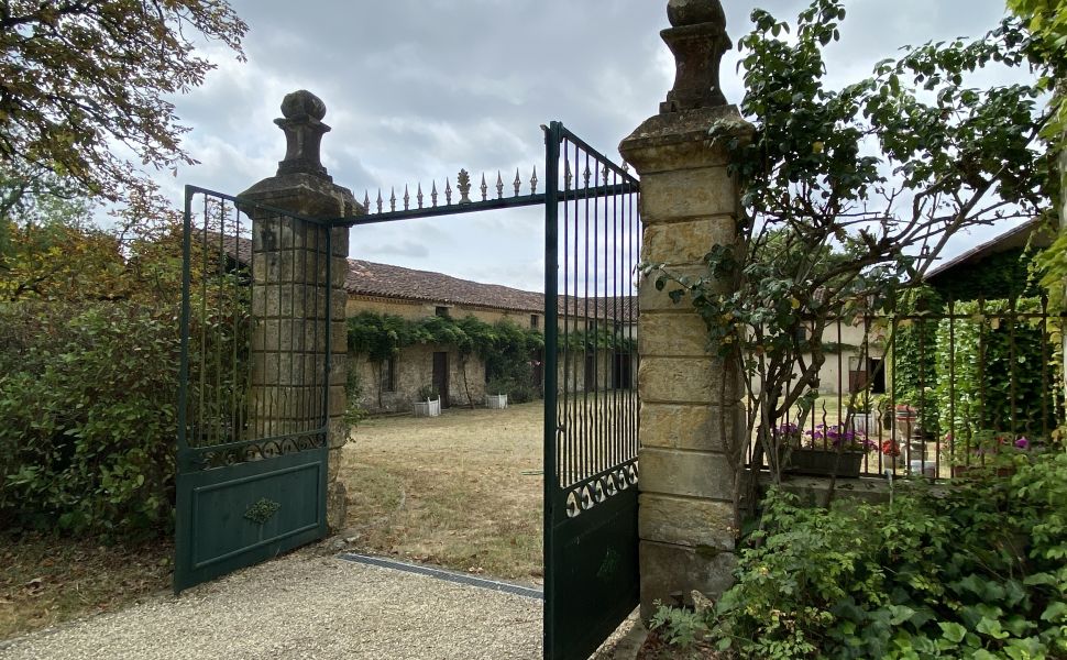 Propriété Equestre avec 12 HA dont 10 HA de Prairie plate, Dépendances Impressionnantes