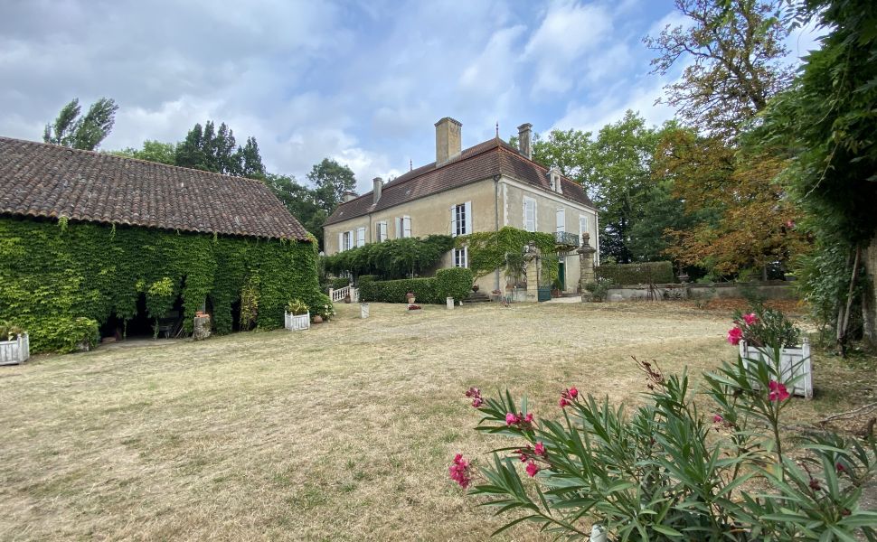 Propriété Equestre avec 12 HA dont 10 HA de Prairie plate, Dépendances Impressionnantes