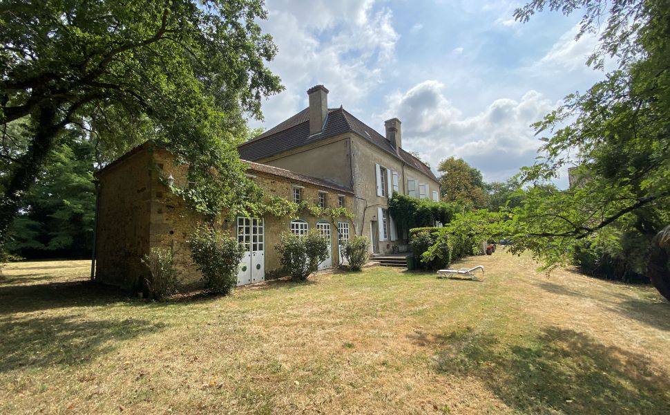 Propriété Equestre avec 12 HA dont 10 HA de Prairie plate, Dépendances Impressionnantes