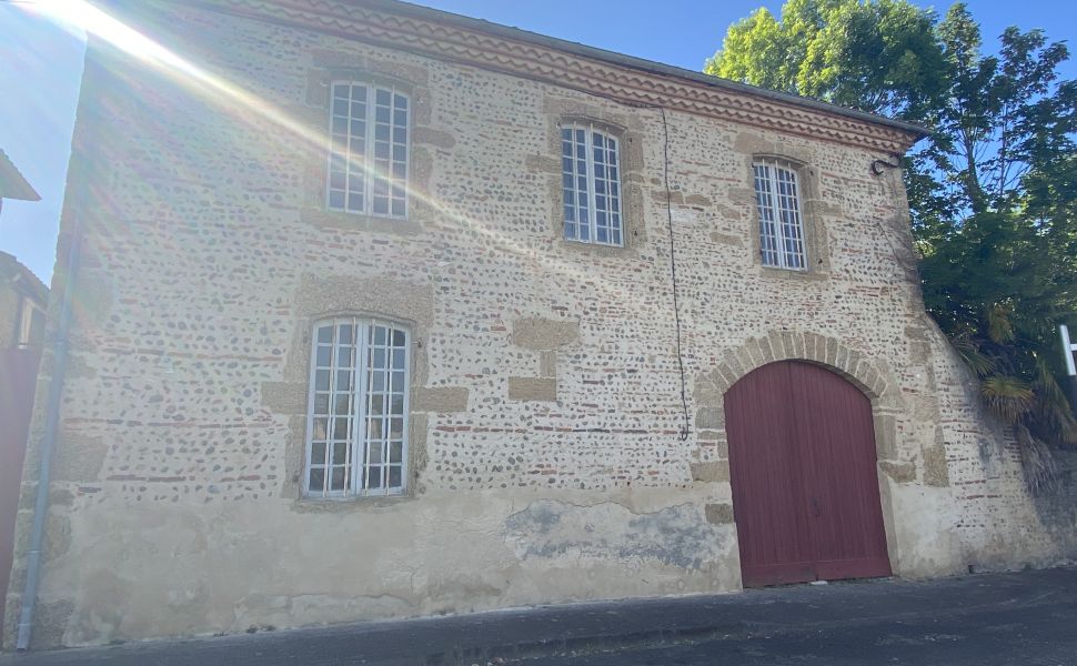 Pretty Maison Bourgoise with Walled Garden and Carriage House