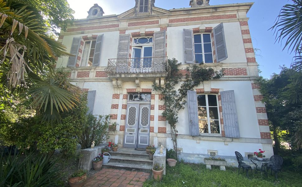 Pretty Maison Bourgoise with Walled Garden and Carriage House