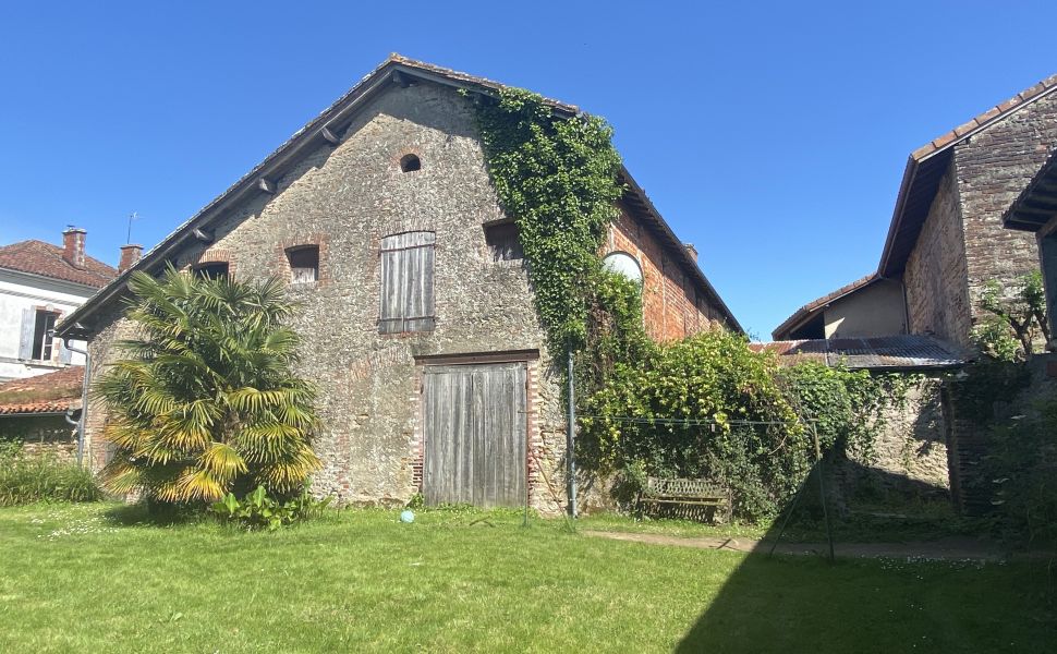 Pretty Maison Bourgoise with Walled Garden and Carriage House