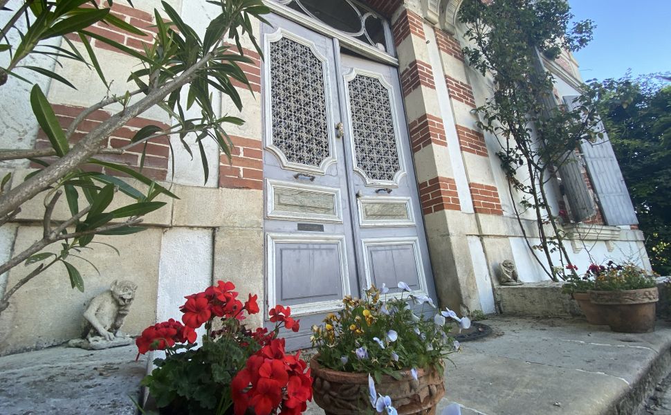Pretty Maison Bourgoise with Walled Garden and Carriage House