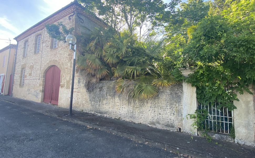 Pretty Maison Bourgoise with Walled Garden and Carriage House