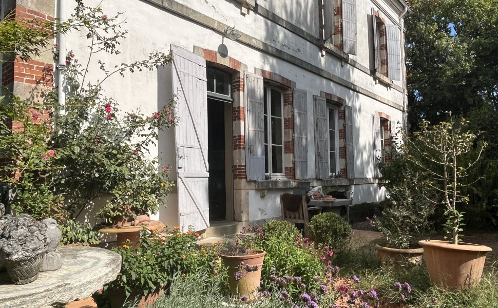 Pretty Maison Bourgoise with Walled Garden and Carriage House