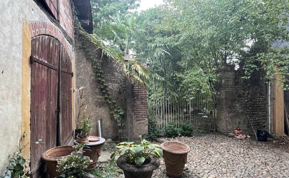 Pretty Maison Bourgoise with Walled Garden and Carriage House
