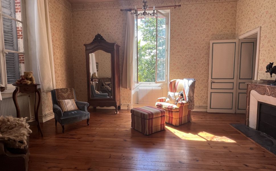 Pretty Maison Bourgoise with Walled Garden and Carriage House