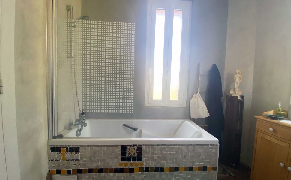 Delightful Turn Key Property, Heart of Saint Sever, Generous Gardens, Just 1hr to Ocean
