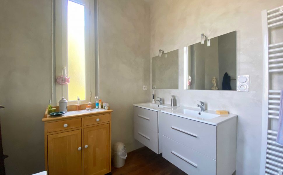 Delightful Turn Key Property, Heart of Saint Sever, Generous Gardens, Just 1hr to Ocean