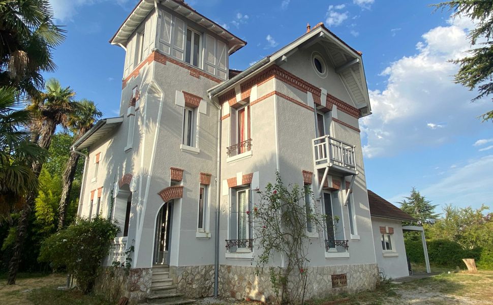 Delightful Turn Key Property, Heart of Saint Sever, Generous Gardens, Just 1hr to Ocean