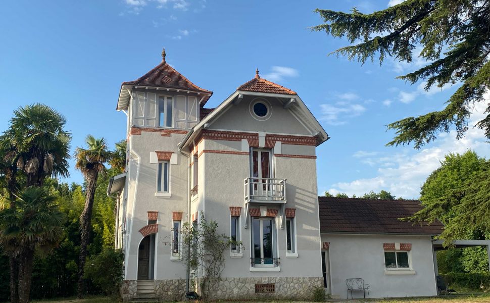 Delightful Turn Key Property, Heart of Saint Sever, Generous Gardens, Just 1hr to Ocean