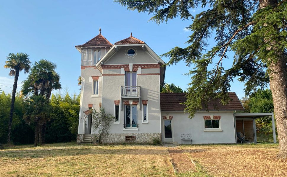 Delightful Turn Key Property, Heart of Saint Sever, Generous Gardens, Just 1hr to Ocean