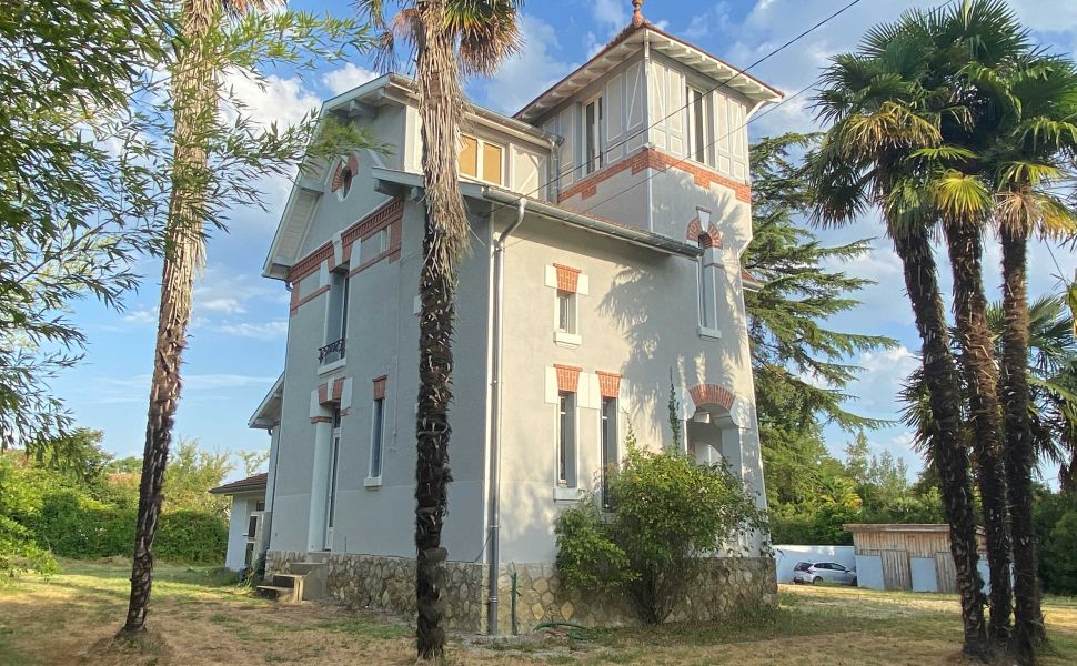 Delightful Turn Key Property, Heart of Saint Sever, Generous Gardens, Just 1hr to Ocean