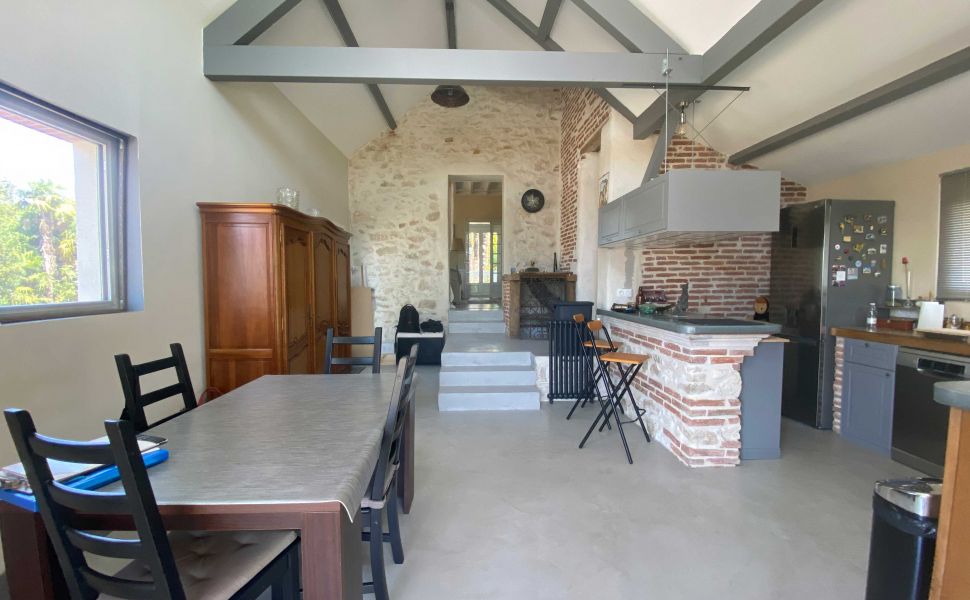Delightful Turn Key Property, Heart of Saint Sever, Generous Gardens, Just 1hr to Ocean