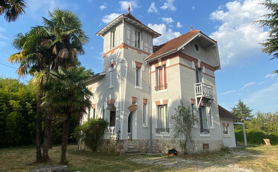 Delightful Turn Key Property, Heart of Saint Sever, Generous Gardens, Just 1hr to Ocean